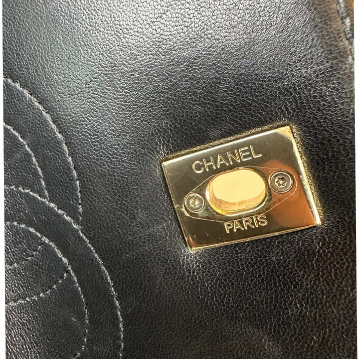Pre-Owned Chanel Black Leather Shoulder Bag With Gold hardware