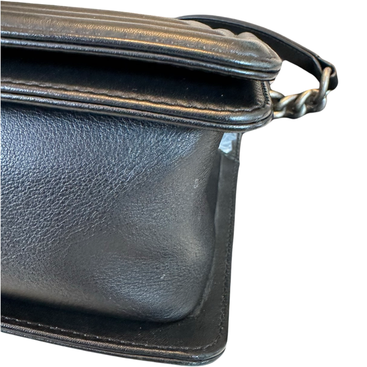 Pre-Owned Chanel Black Lambskin Medium Boy Bag Shoulder Bag Crossbody