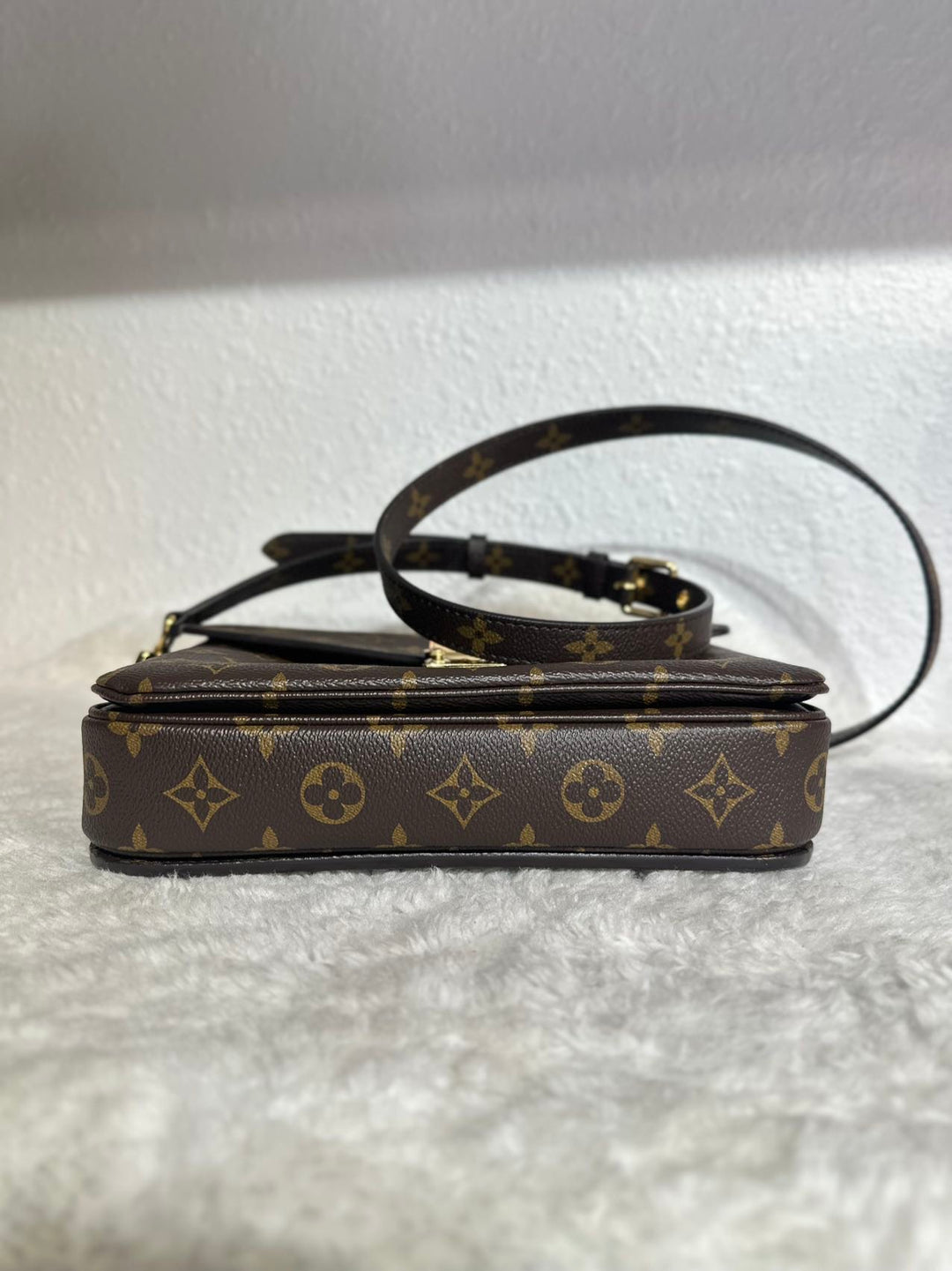 Louis Vuitton Pochette Metis Monogram Canvas