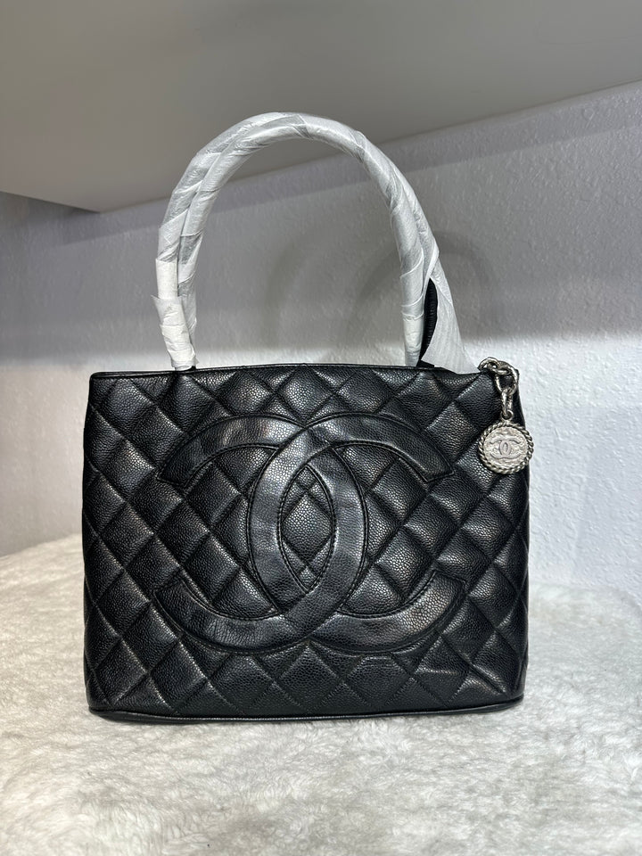 Chanel Black caviar Leather CC Logo Tote bag Tote