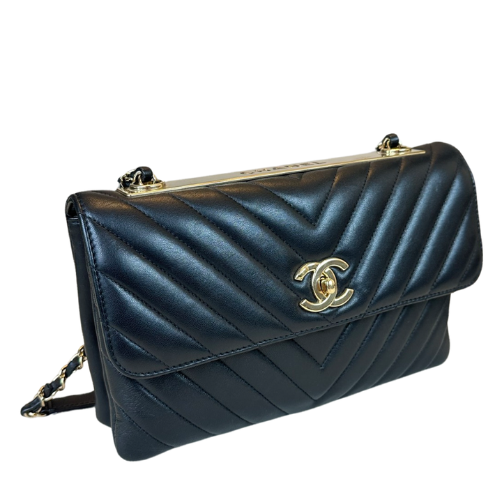 Pre-Owned Chanel Black Leather Shoulder Bag With Gold hardware