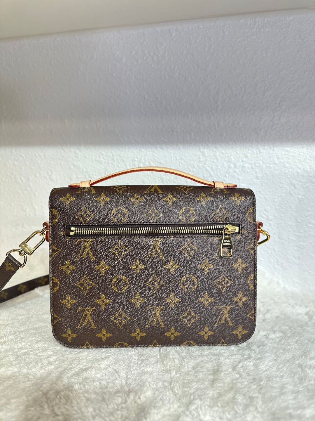 Louis Vuitton Pochette Metis Monogram Canvas