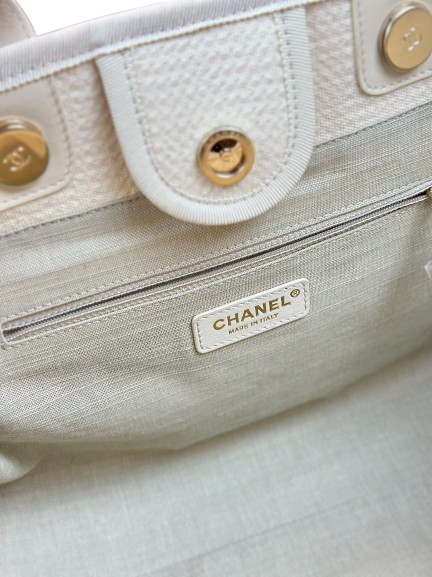 Pre-Owned Chanel Mixed Fibers Calfskin & Gold-Tone Metal Shoulder Bag