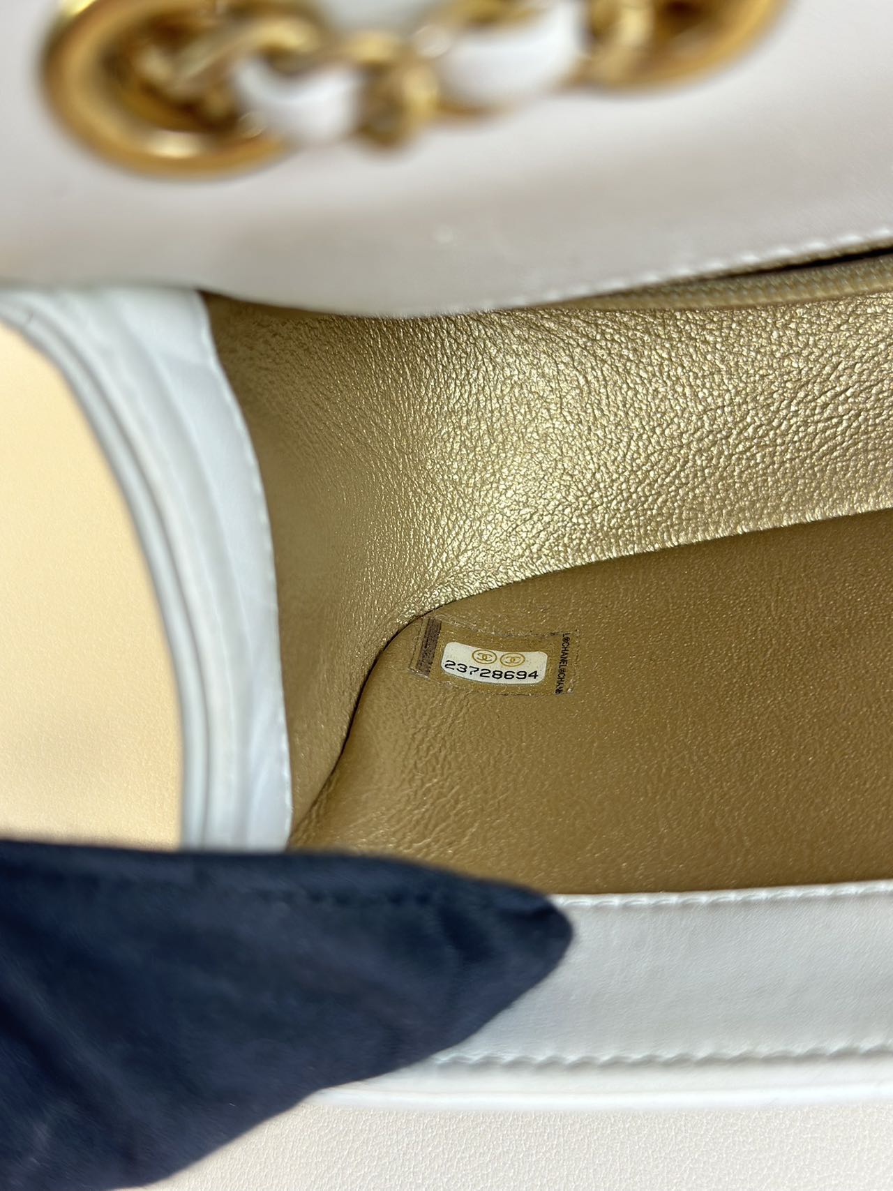 Preloved CHANEL White Leather Shoulder Bag Crossbody