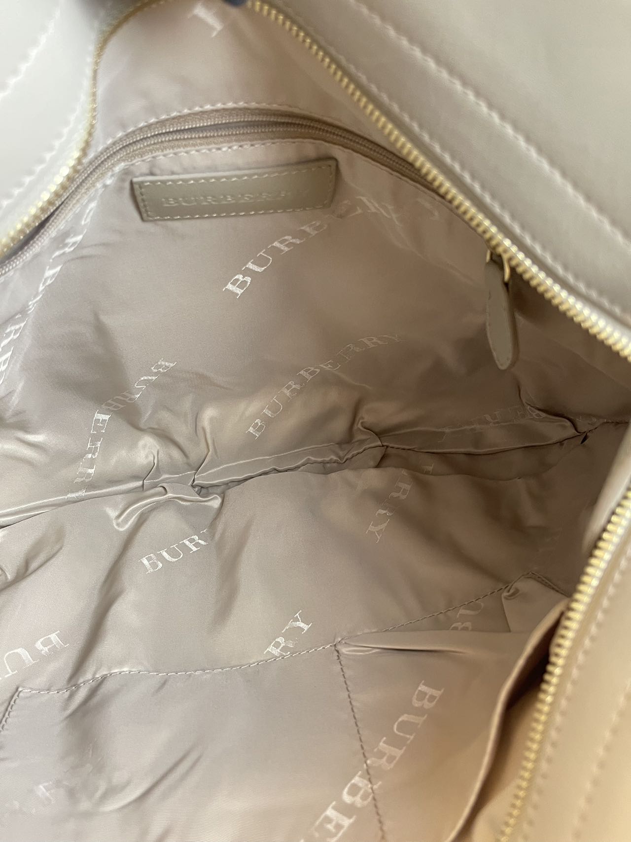 Preloved Burberry Leather Totes Shoulder Bag with Stud
