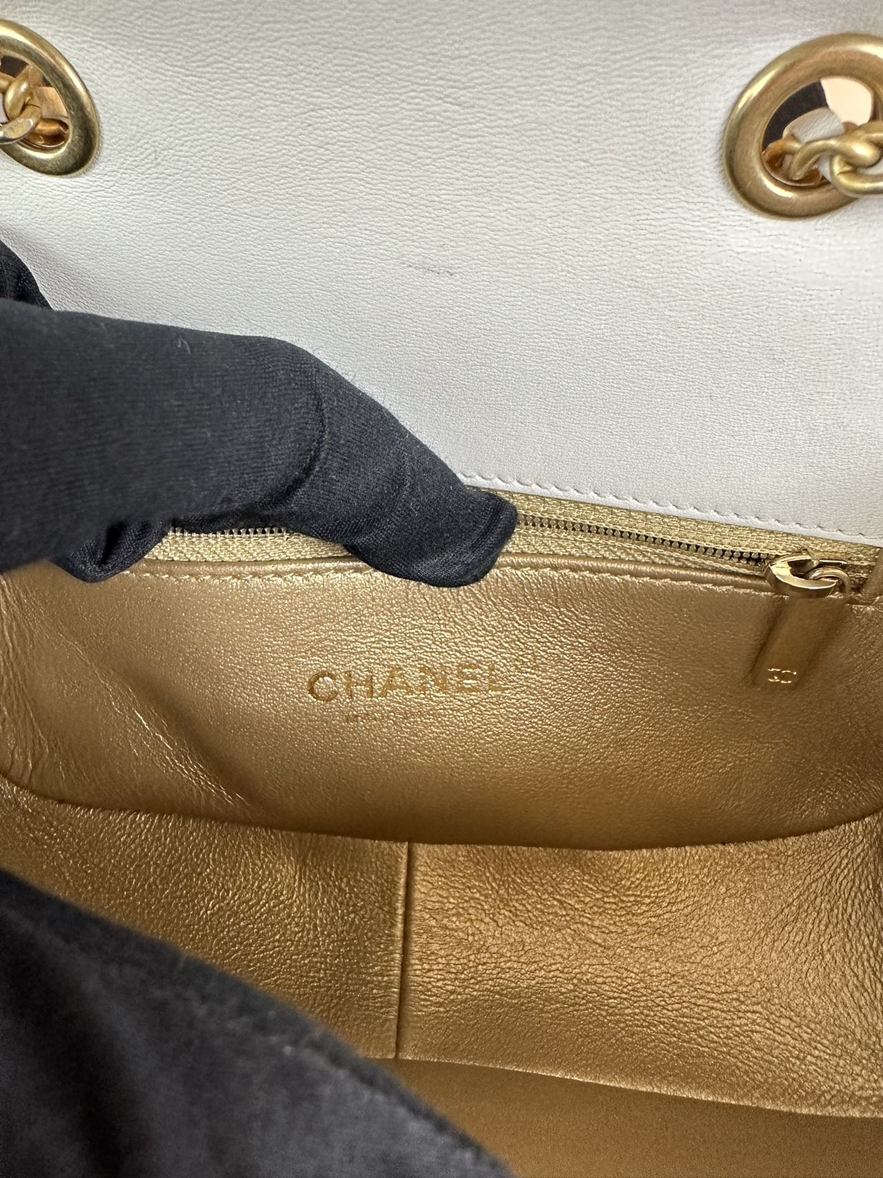 Preloved CHANEL White Leather Shoulder Bag Crossbody